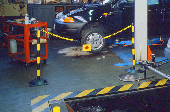 Reflector para Cadenas de señalización – Convierte las cadenas en soluciones de seguridad reflectantes