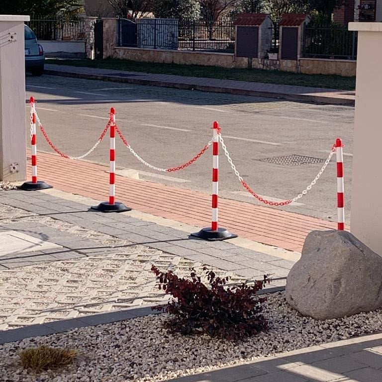 Poste con cadena Kit - Basic -, 16 postes incl. 25m Cadena de plástico (Rojo/Blanco)