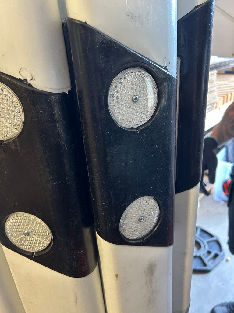 Reacondicionado: Delineador de borde - Poste triangular estándar — Aceptable