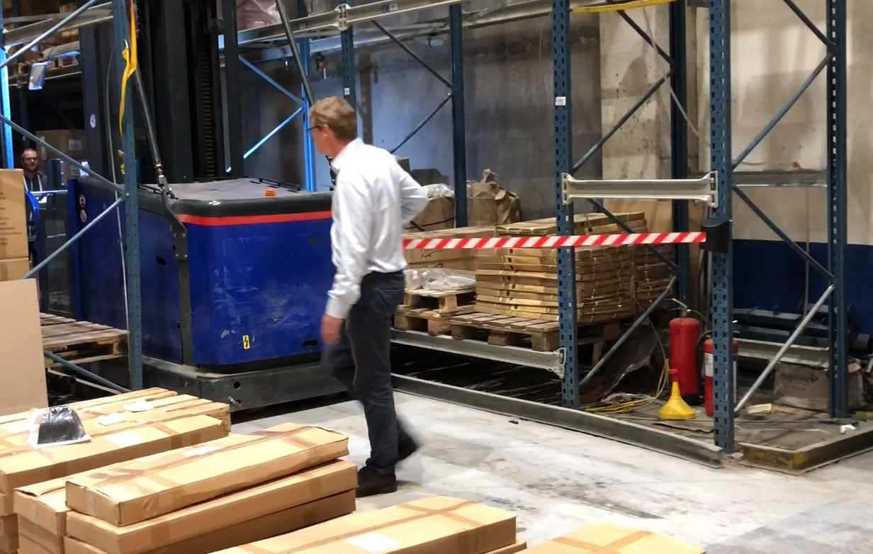 Cargar vídeo: Eficiente y fácil de instalar, esta barrera de cinta de montaje en pared es la solución perfecta para gestionar el control de multitudes y delimitar zonas en almacenes, muelles de carga o espacios públicos. Con su cinta retráctil de 10-meter, esta barrera permite la máxima flexibilidad para crear zonas seguras y restringidas. El diseño duradero garantiza un rendimiento de larga duración, lo que la hace ideal tanto para uso en interiores como en exteriores.